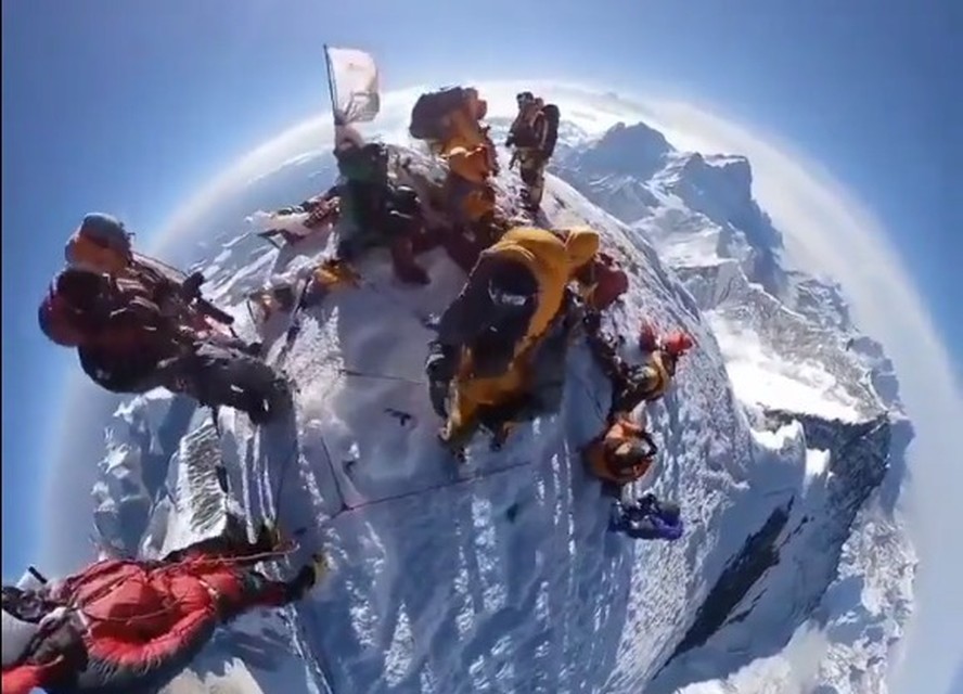 As primeiras expedições ao cume do Monte Everest: um olhar histórico