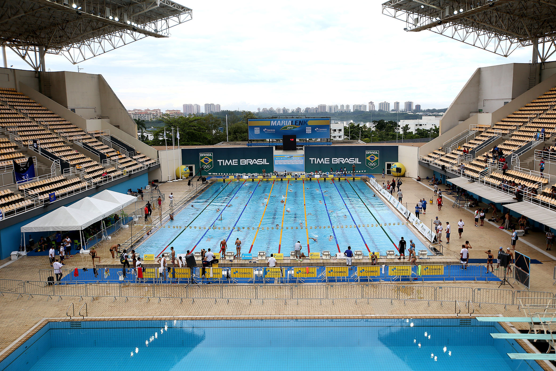 quantos metros tem uma piscina olímpica