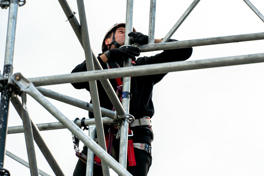 Andaime Tubular vs. Fachadeiro: Qual o Melhor para Sua Obra?