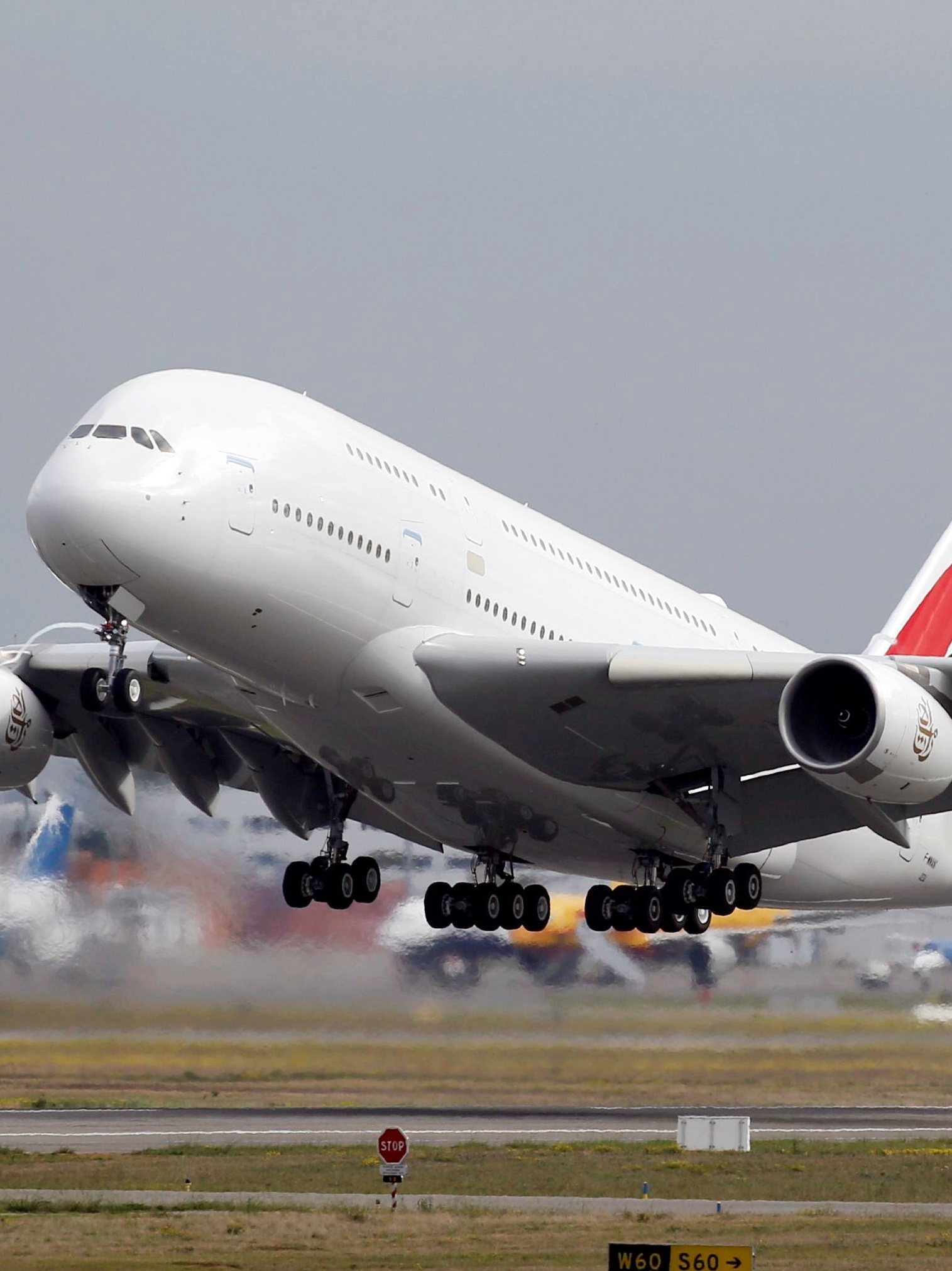 Comparativo: Pneus de Avião vs. Pneus de Carro