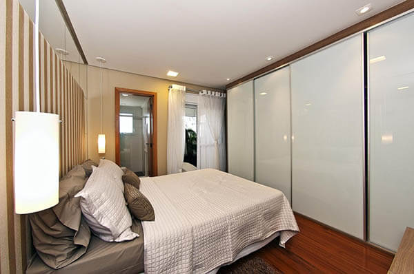 decoração quarto de casal espaçoso moderno