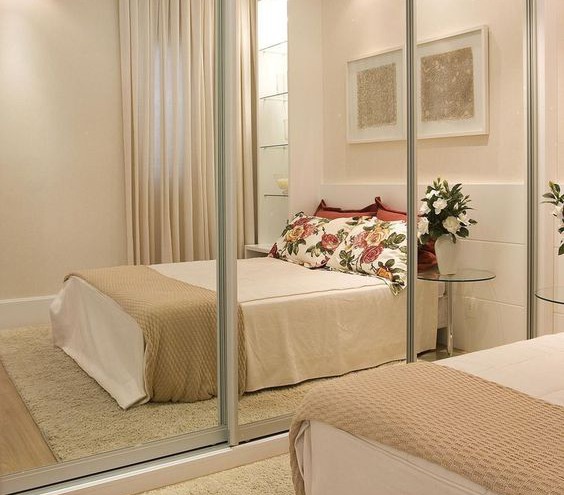 otimização de espaço em quarto de casal apertado