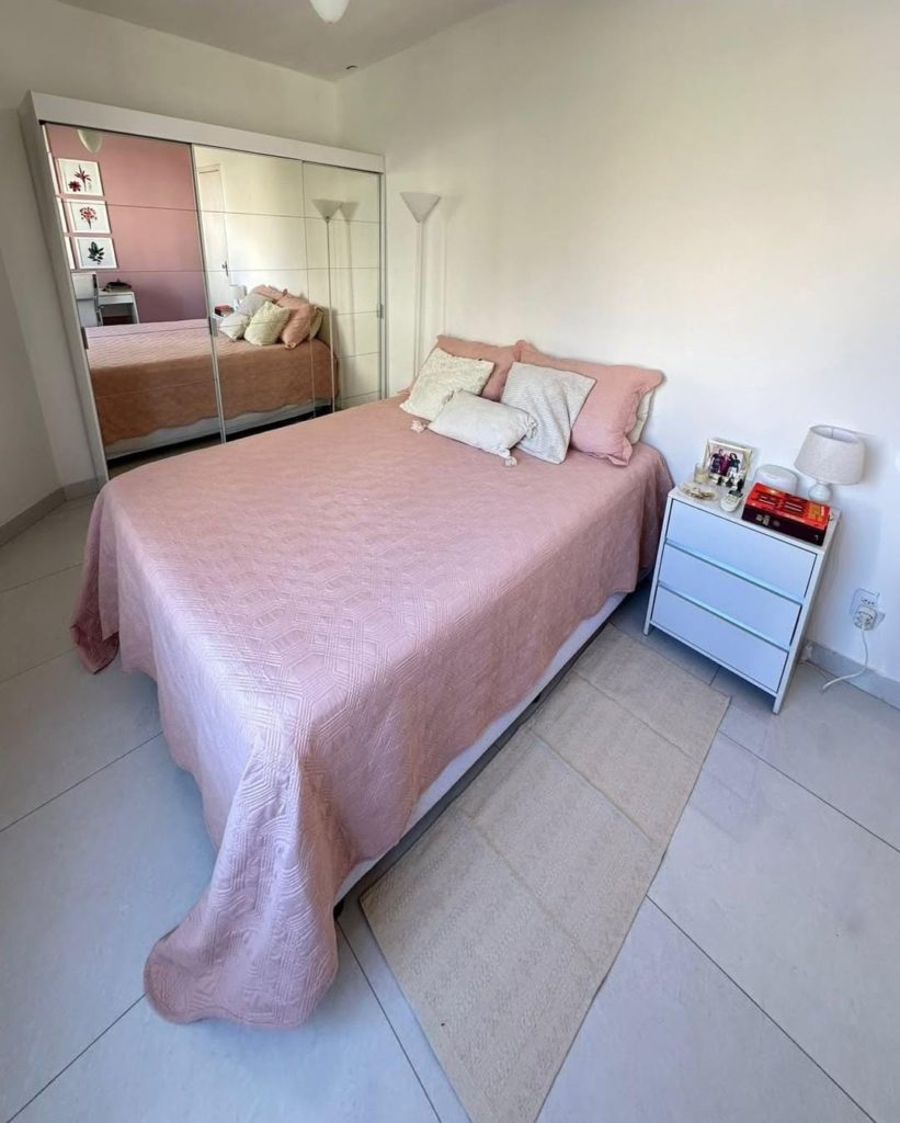 quarto de hospedes com escritorio