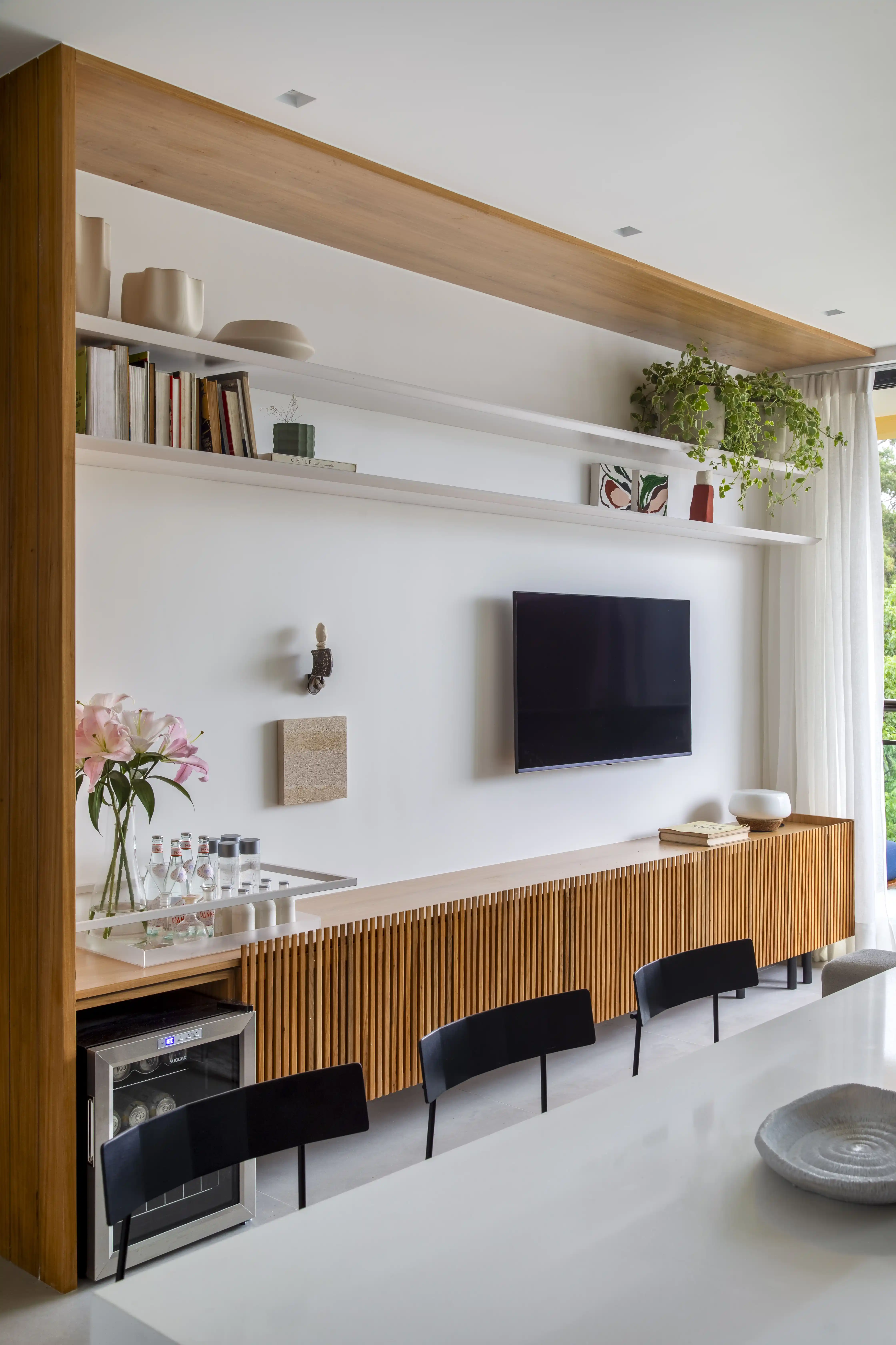 Racks suspensos: a solução para salas pequenas