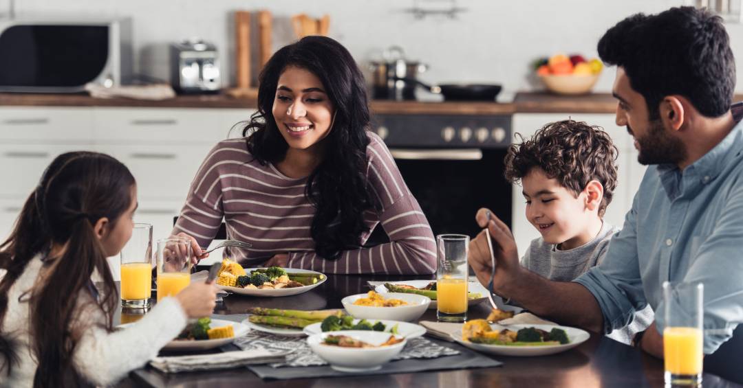 benefícios de comer junto