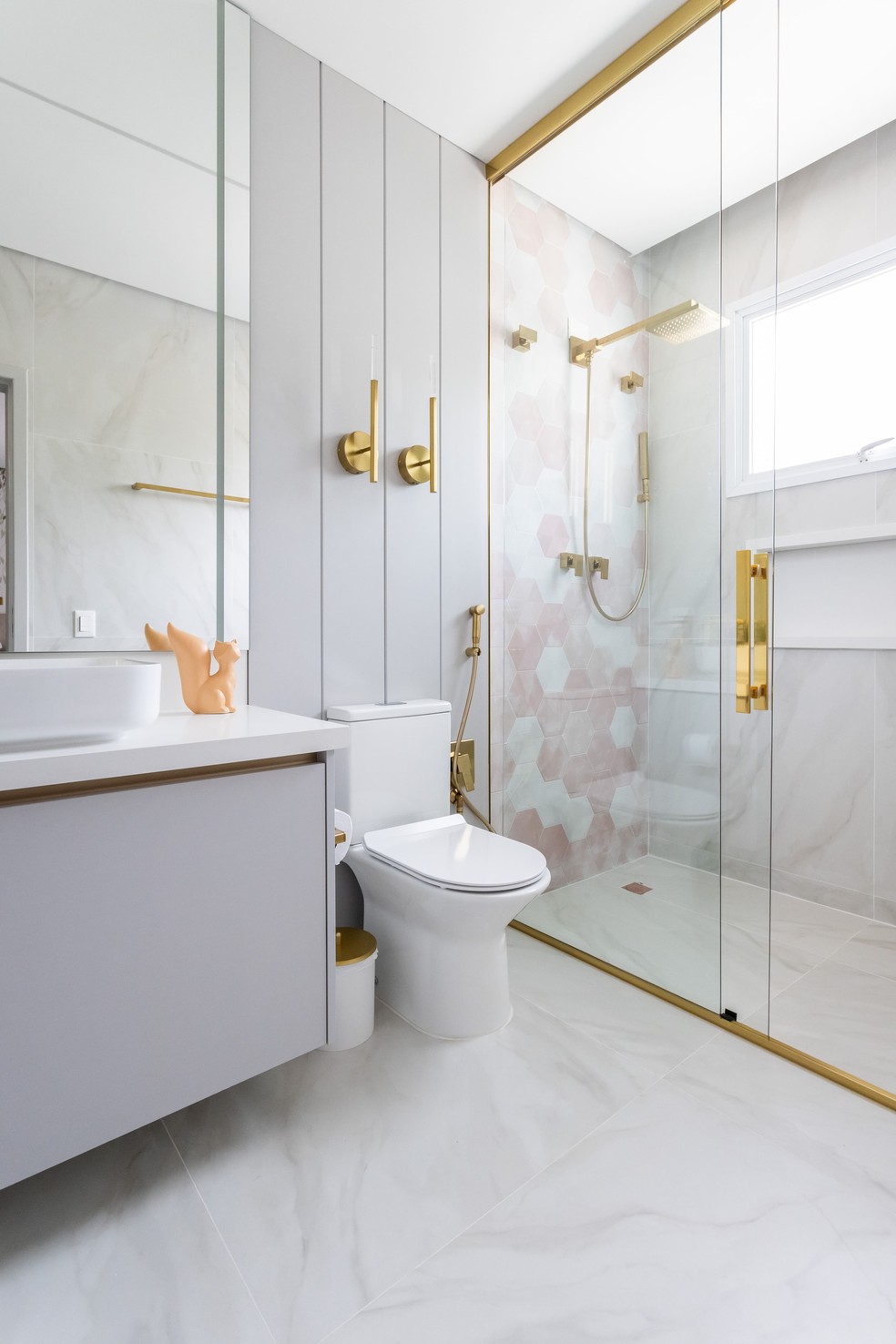 reforma de banheiro com porcelanato que imita ladrilho hidraulico