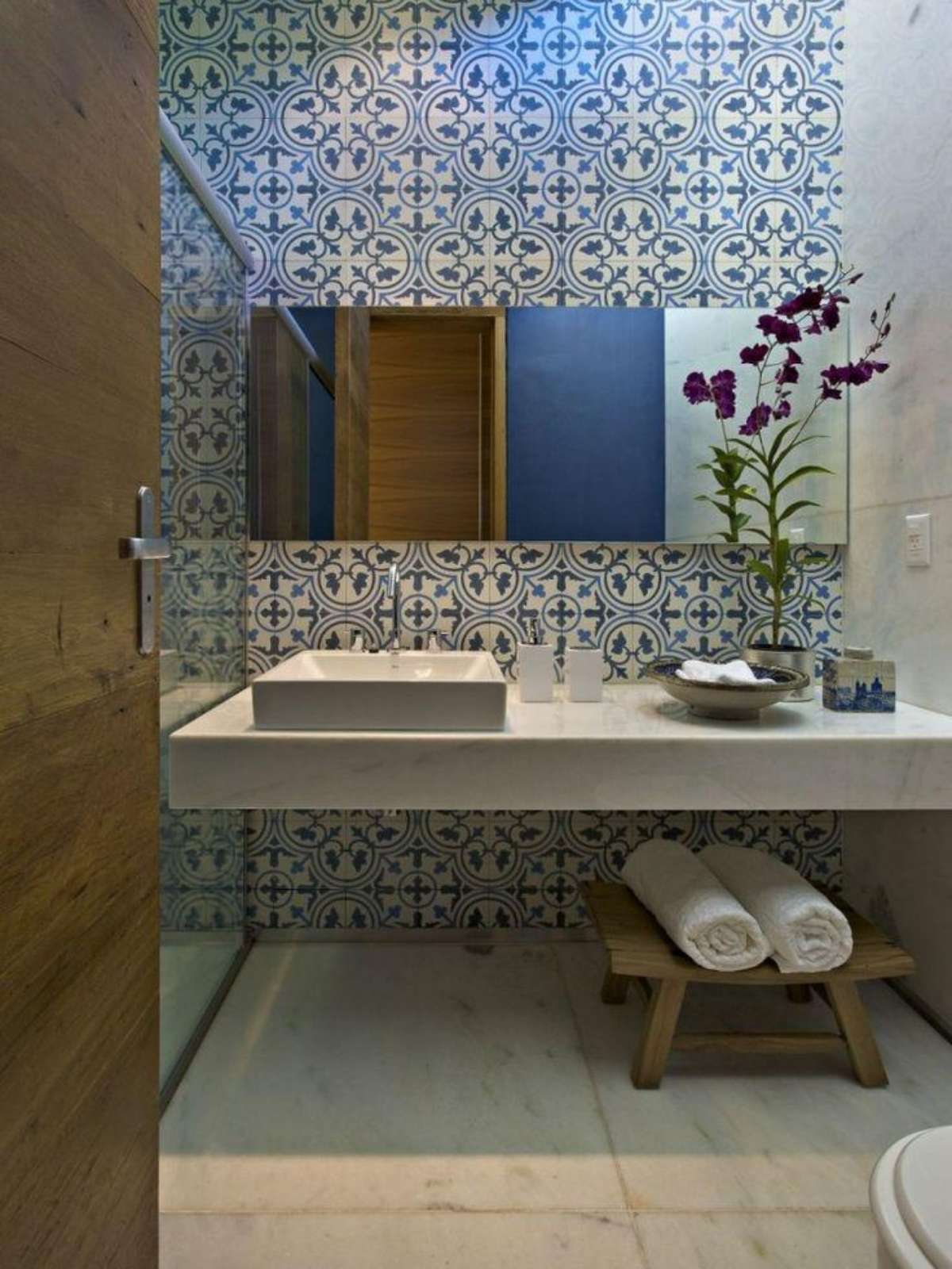 ideias de banheiro com porcelanato que imita ladrilho hidráulico