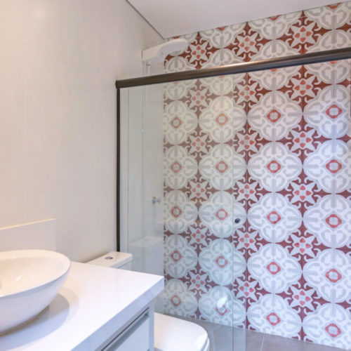 reforma de banheiro com porcelanato que imita ladrilho hidraulico