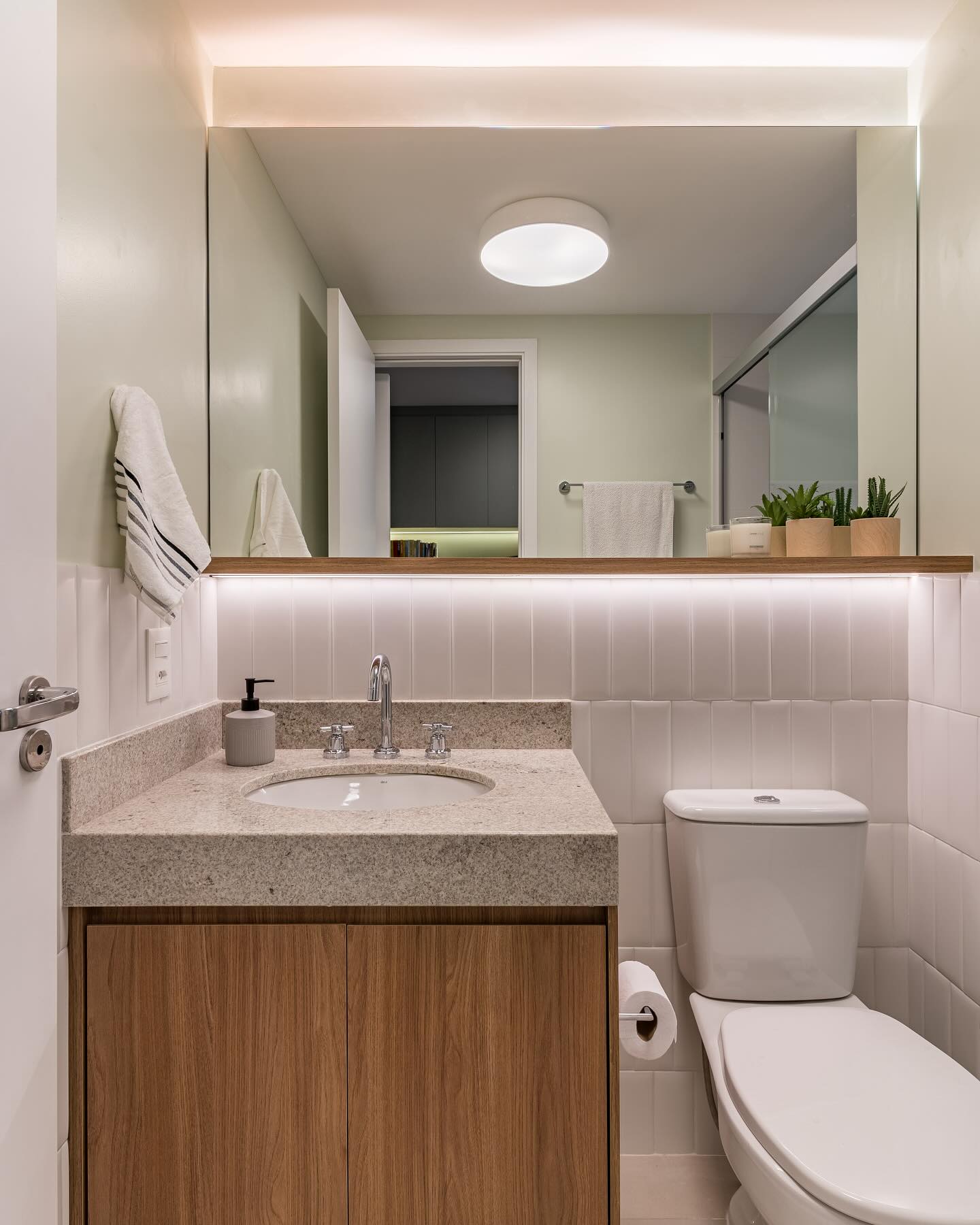 5 truques de decoração para banheiros pequenos parecerem maiores