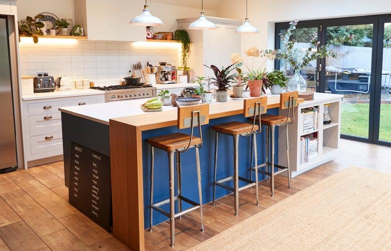 reforma de cozinha americana com balcao e banquetas altas