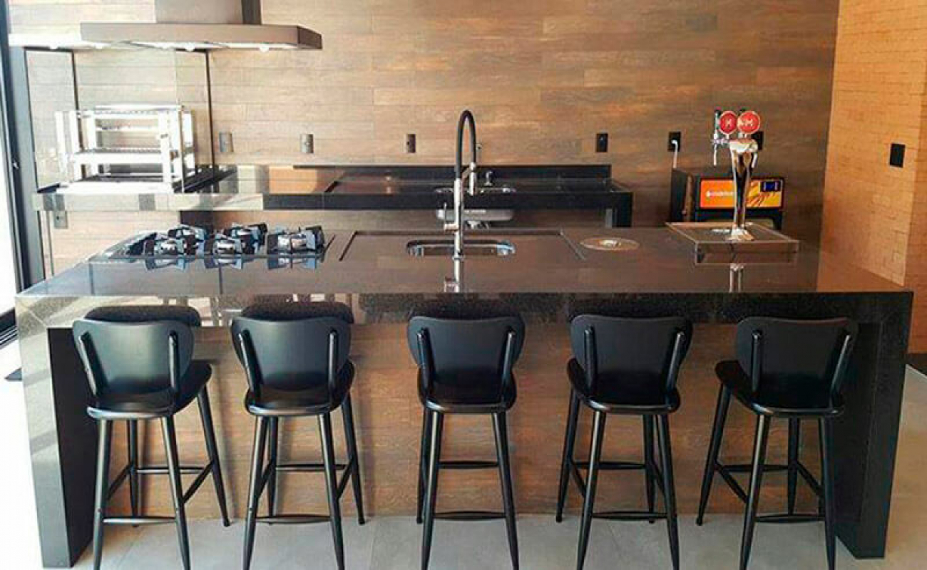 reforma de cozinha americana com balcao e banquetas altas