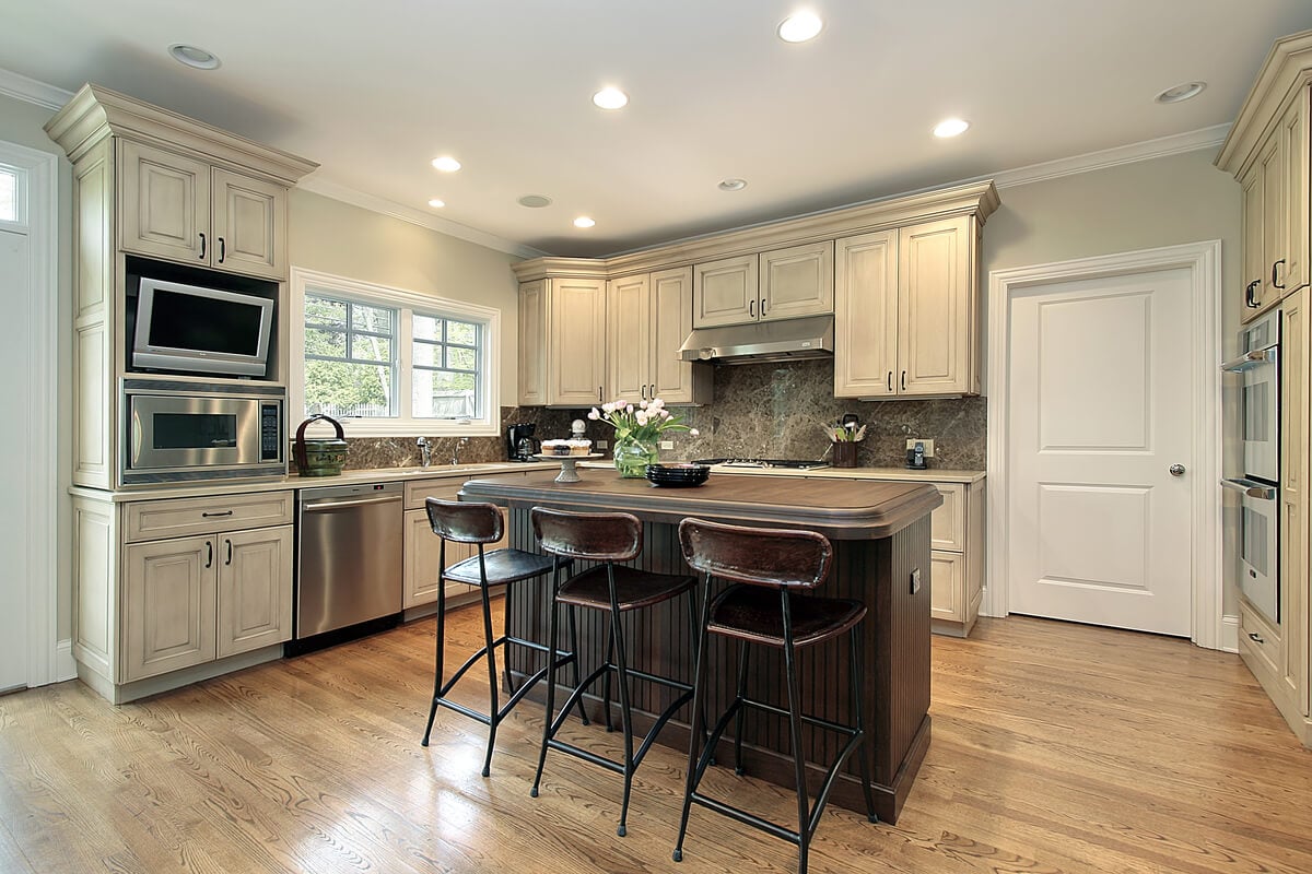 reforma de cozinha americana com balcao e banquetas altas