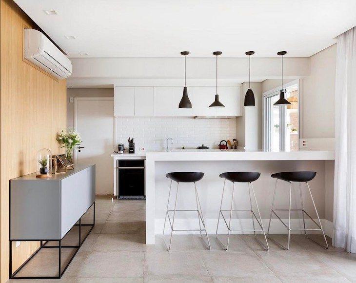 reforma de cozinha americana com balcao e banquetas altas