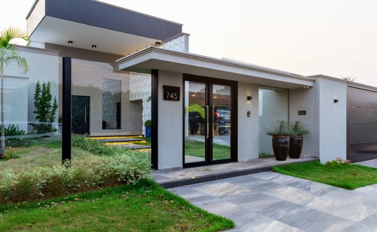 reforma de fachada residencial com muro de vidro