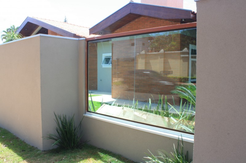 reforma de fachada residencial com muro de vidro