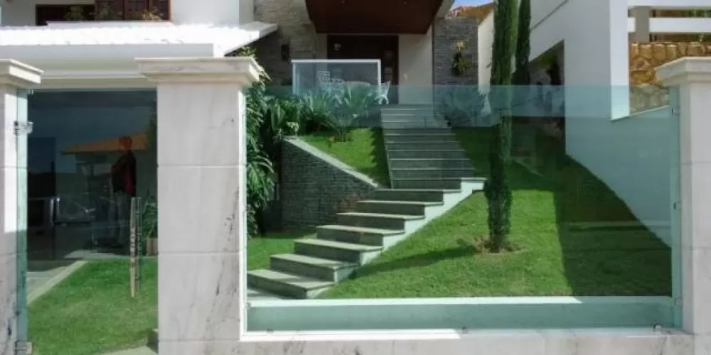 erros comuns ao instalar muro de vidro