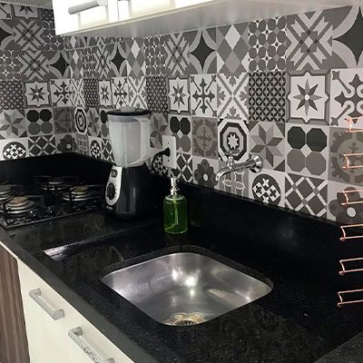 Limpeza e manutenção de revestimentos adesivos