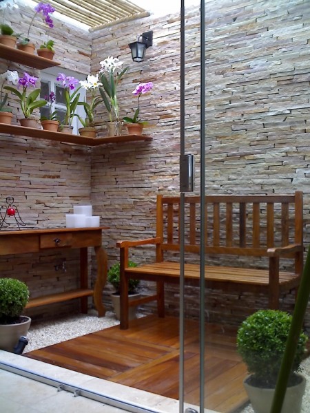 Transforme seu Muro: Ideias Criativas de Revestimento para Jardins Verticais