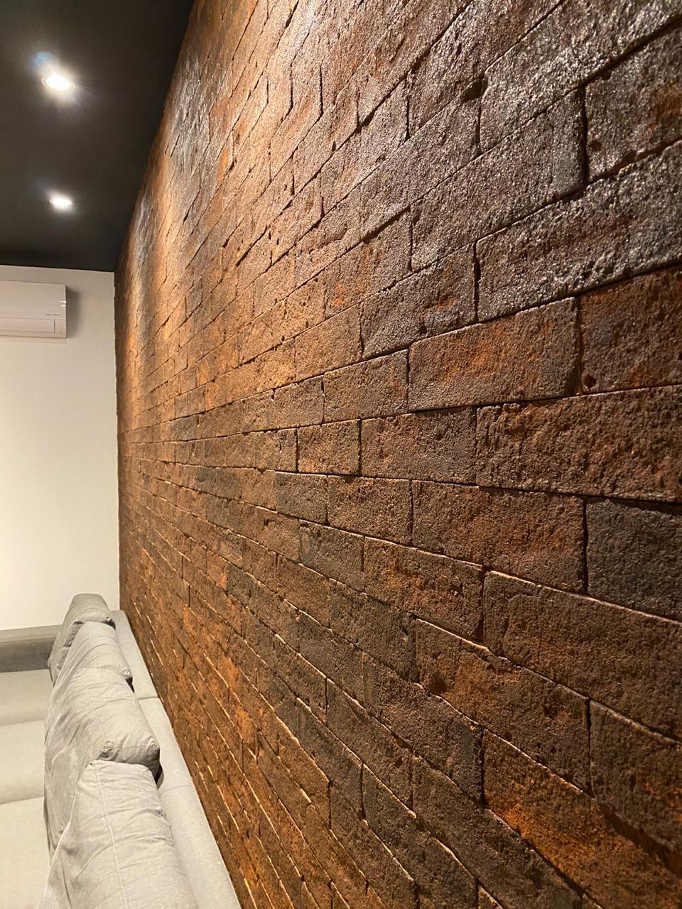 instalação de revestimento de tijolo