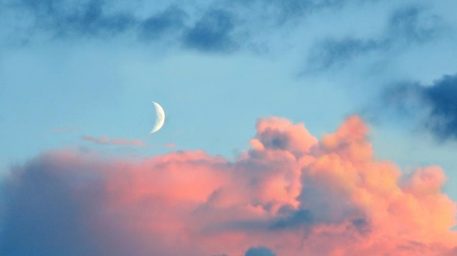 O Poder das Velas: Cores e Óleos Essenciais para Cada Intenção