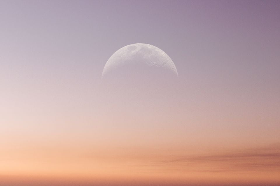 O Poder das Velas: Cores e Óleos Essenciais para Cada Intenção