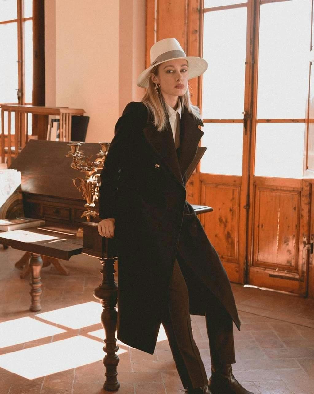 estilo boho chic com chapéu fedora