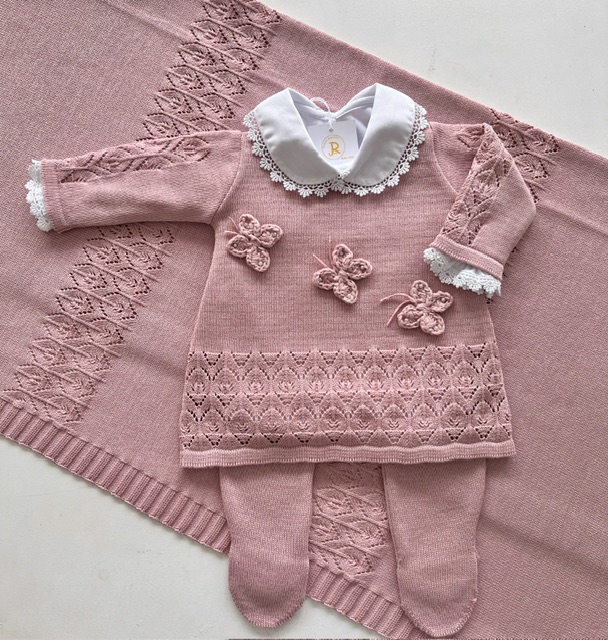 Fios e Materiais: O Segredo para uma Saída de Maternidade de Crochê Confortável e Segura