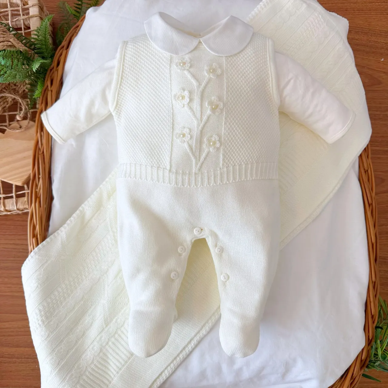 Fios e Materiais: O Segredo para uma Saída de Maternidade de Crochê Confortável e Segura