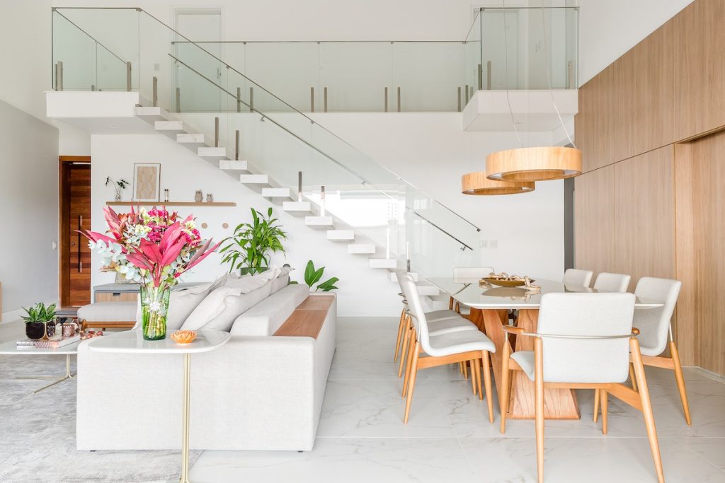 sala de estar com escada