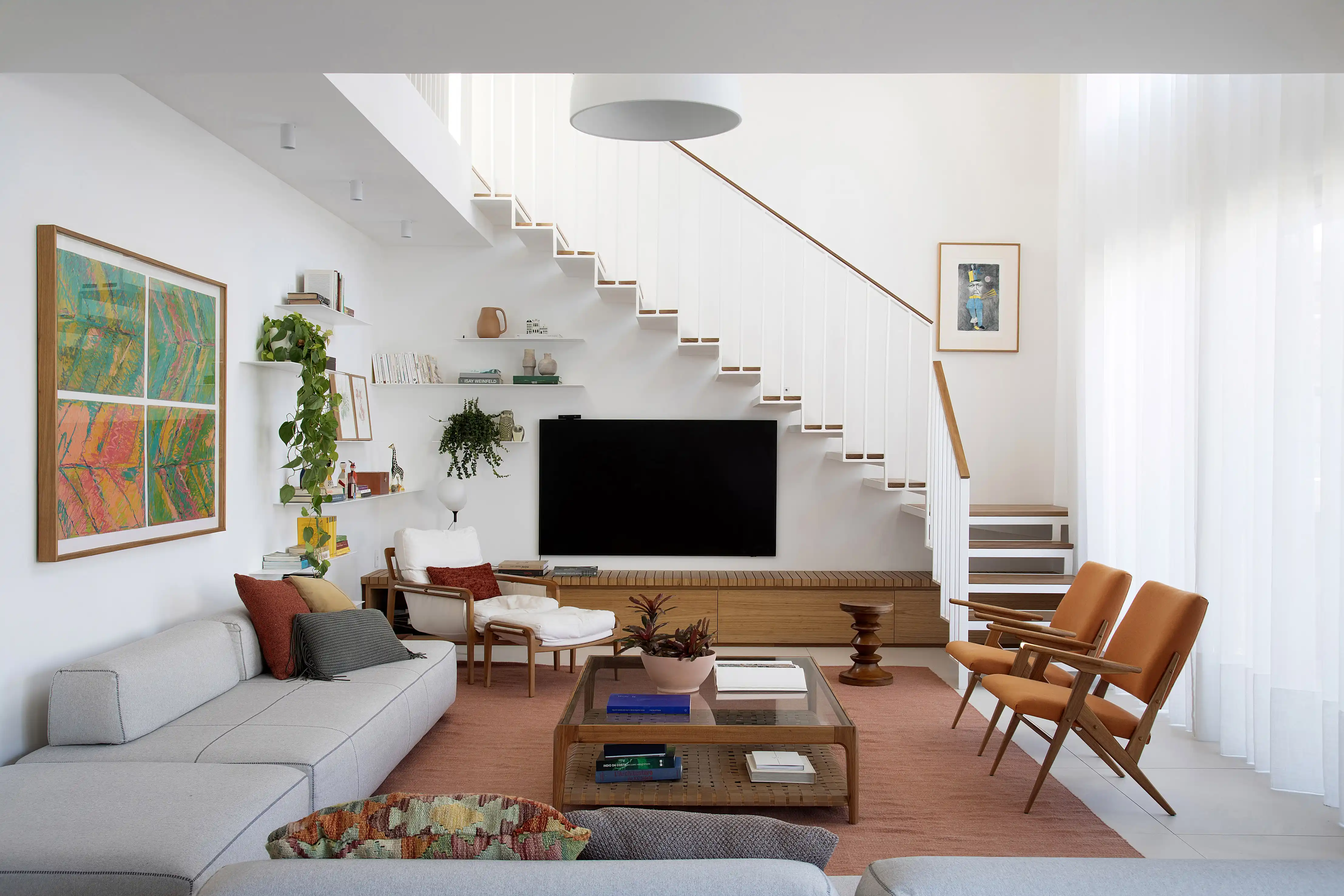 10 Ideias Criativas para Decorar o Espaço Sob a Escada