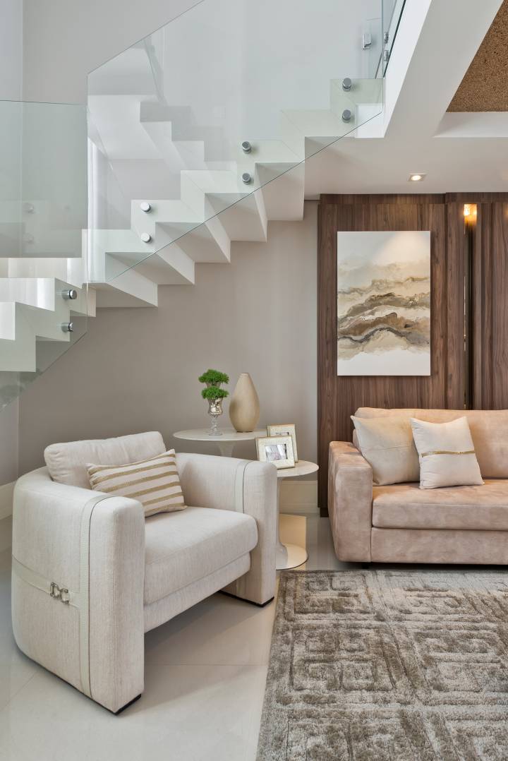 10 Ideias Criativas para Decorar o Espaço Sob a Escada