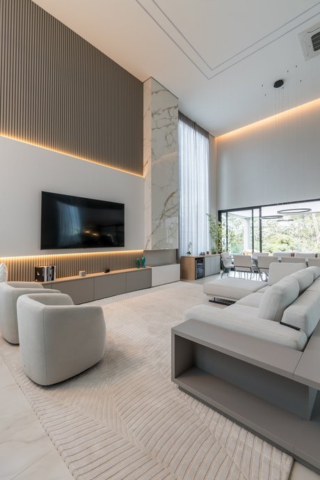 Guia completo de cortinas para pé direito alto: materiais e estilos