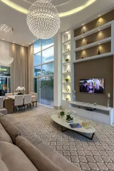 Como usar painéis e revestimentos para destacar a altura em pé direito duplo