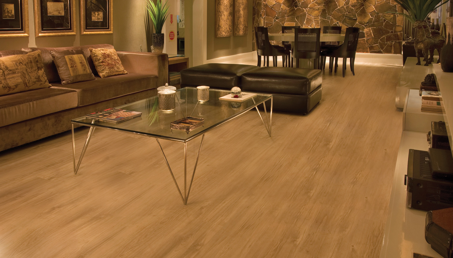 manutenção de piso de madeira fosco vs. brilhante