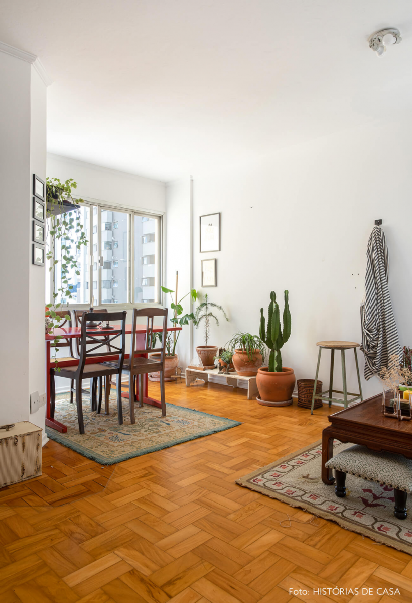 sala de estar com piso de madeira