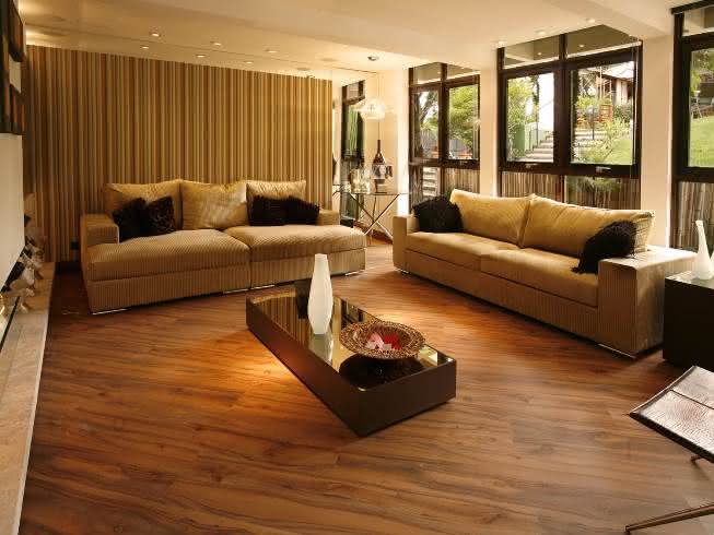 manutenção de piso de madeira fosco vs. brilhante