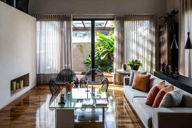 sala de estar com piso de madeira