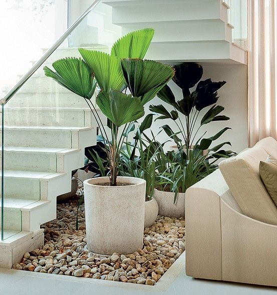 sala de estar com plantas artificiais