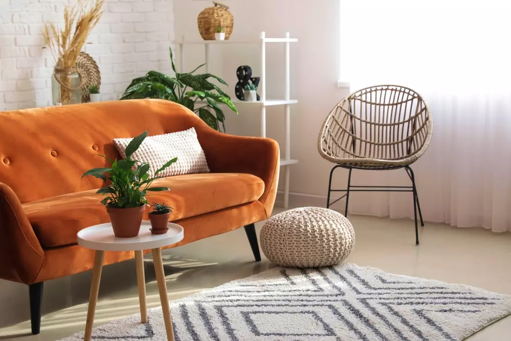 tendências de decoração de sala com sofá colorido