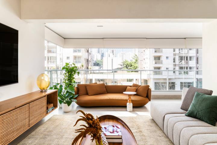 sala de estar com sofa colorido