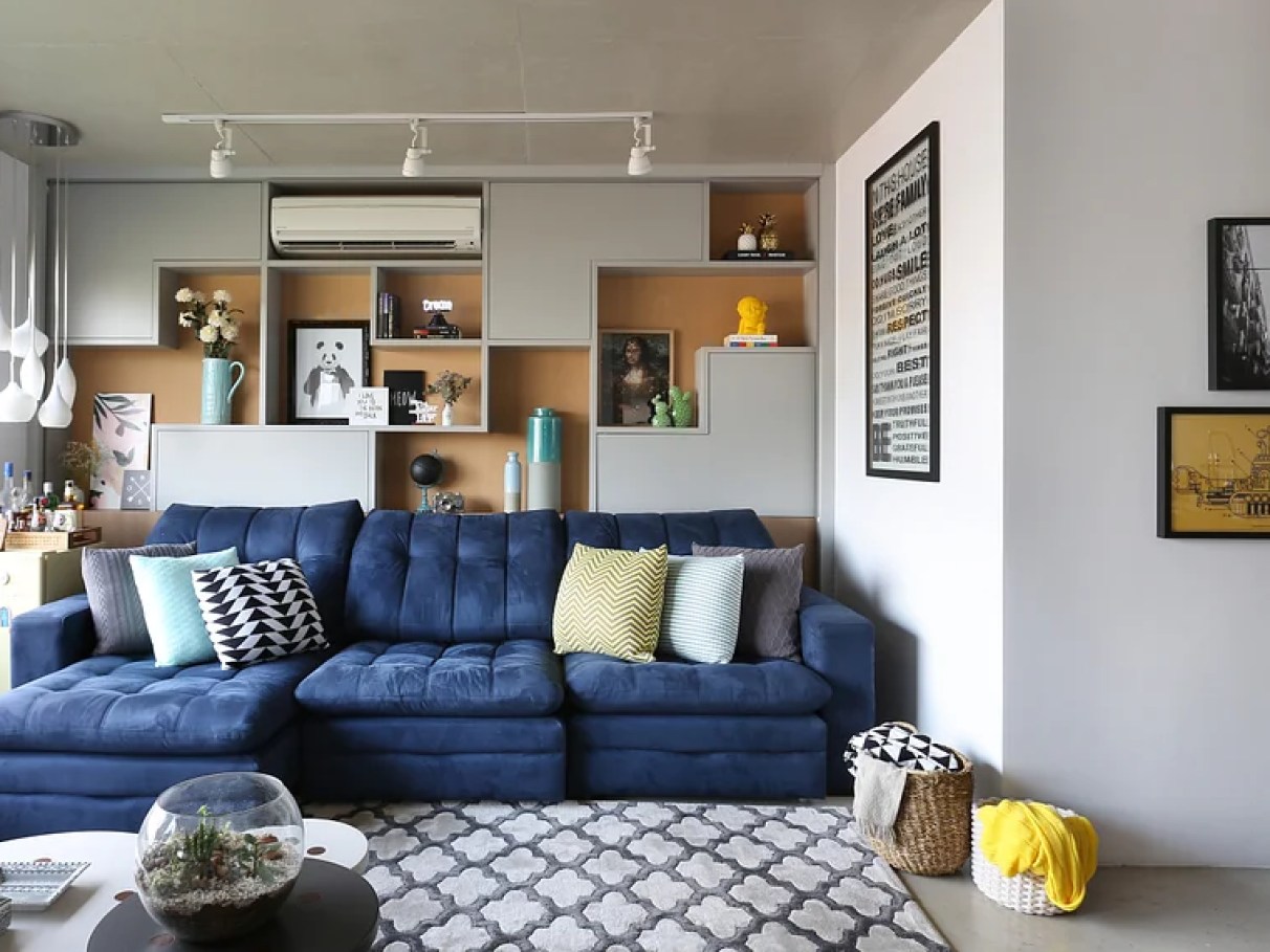 como combinar sofá colorido