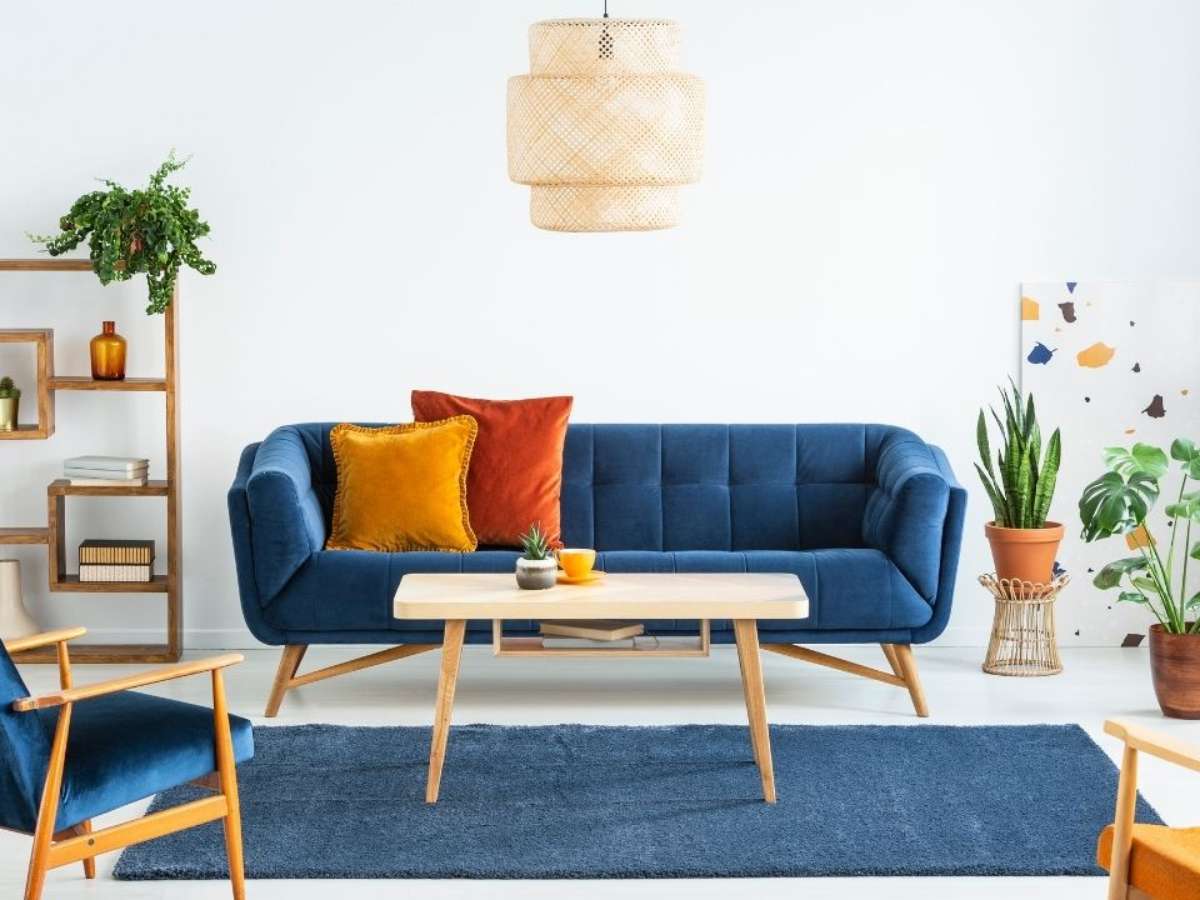 sala de estar com sofa colorido