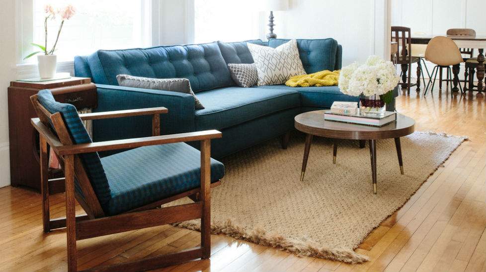 tendências de decoração de sala com sofá colorido