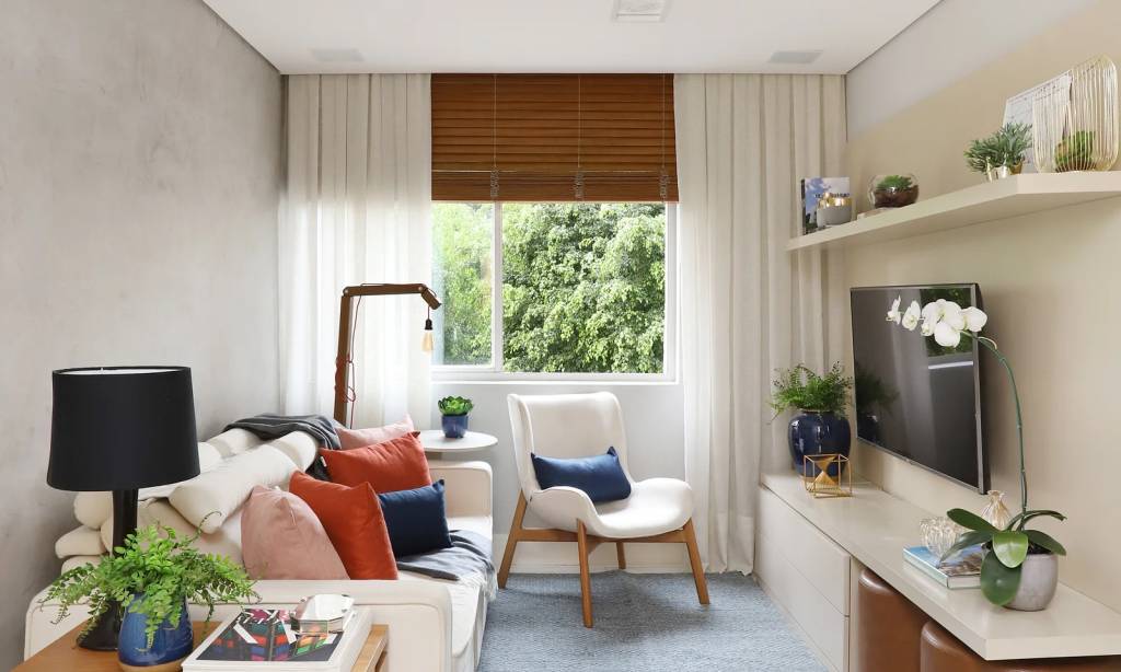 Como Usar Cores Claras para Ampliar sua Sala