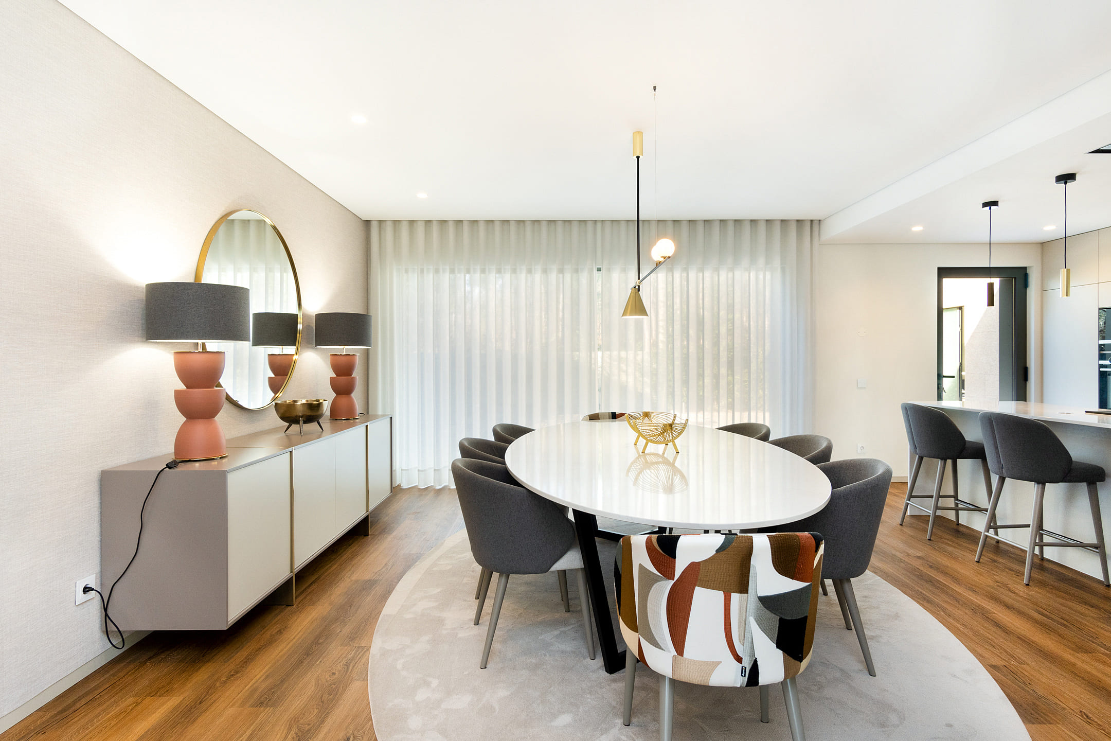 Tendências de Materiais Naturais na Decoração de Salas de Jantar