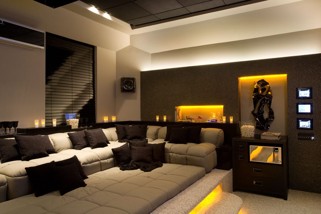 como deixar sala de TV aconchegante