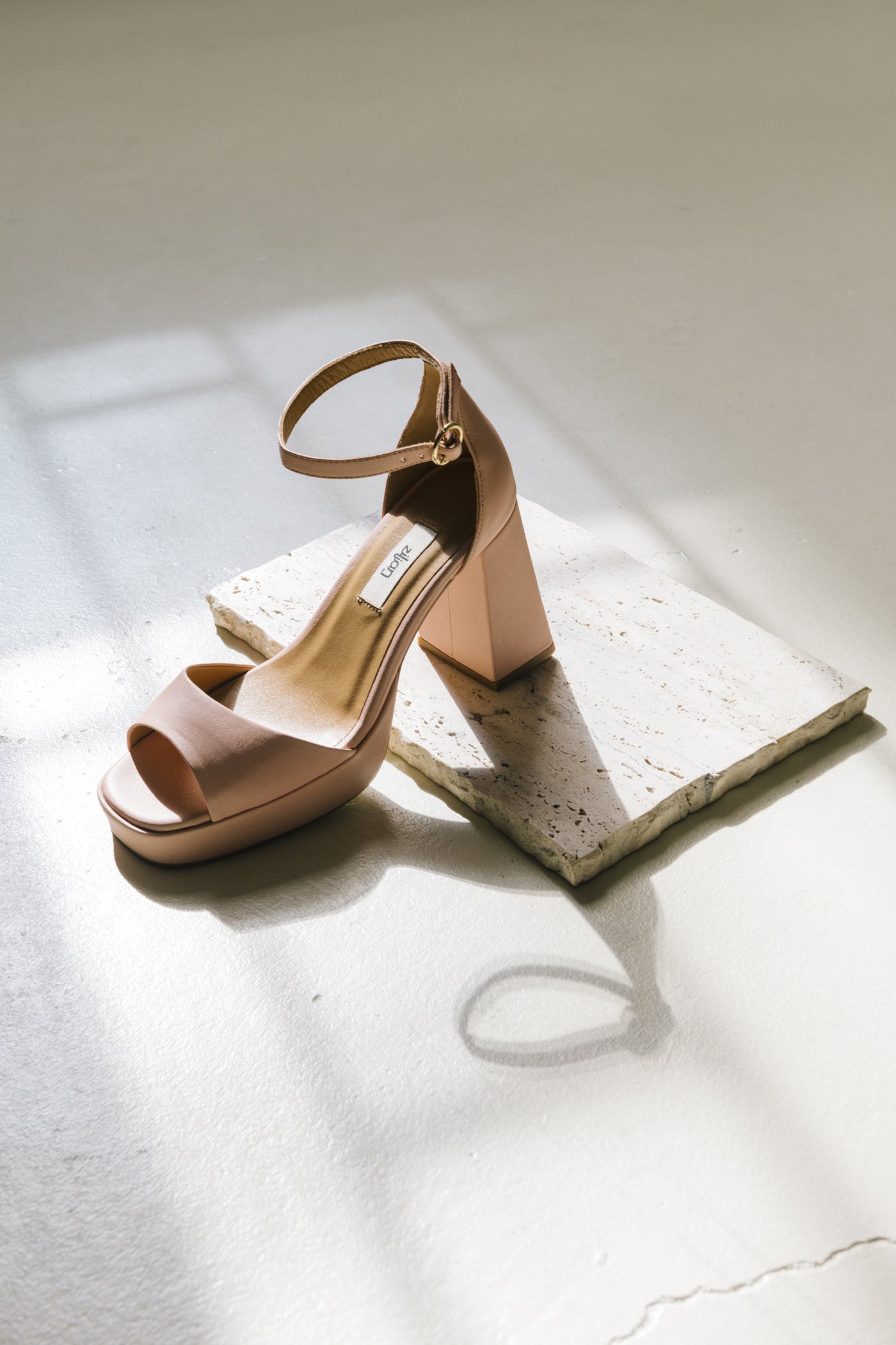 sandália kitten heel elegante