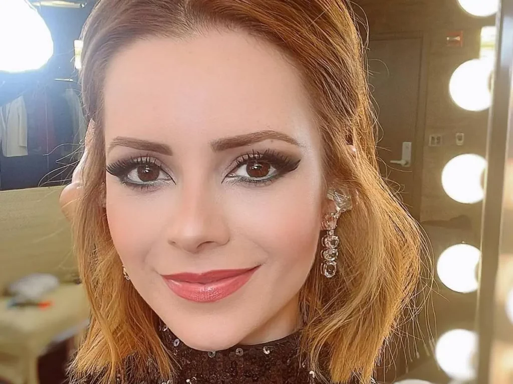 A Jornada de Sandy: Da Insegurança à Aceitação da Beleza Natural; Por Que Sandy Não Se Sente Confortável Sem Maquiagem? Entenda a Pressão Estética; O Segredo de Sandy: Como a Cantora Lida com a Autoestima e a Maquiagem Desde Criança; Além dos Palcos: A Relação de Sandy com a Maquiagem e a Imagem Pessoal; Sandy e a Beleza Real: Reflexões Sobre Filtros