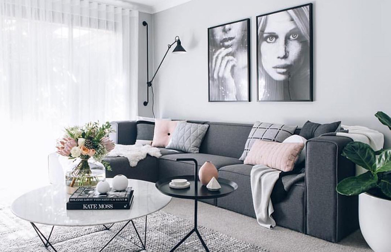 paleta de cores para ambiente com sofá cinza