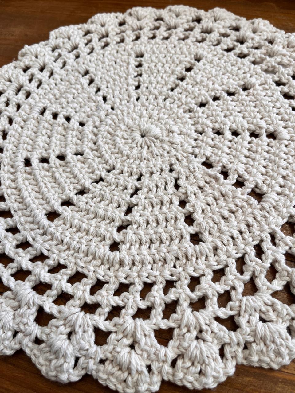 Sousplat de Crochê Luxo: Dicas para Usar Fio Dourado na Decoração